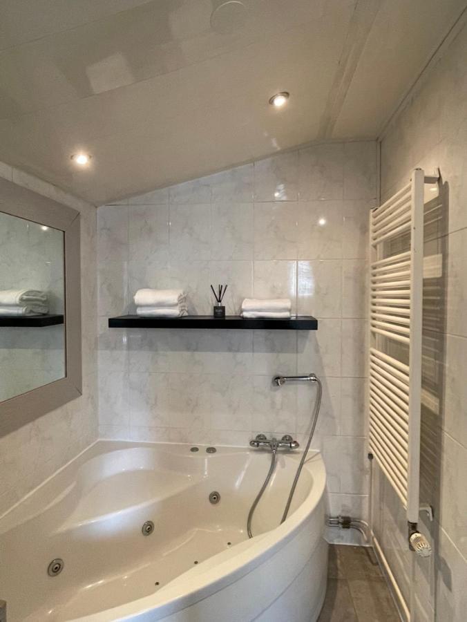 Gezellige Knusse Studio Met Bubbelbad Huizen Exteriör bild